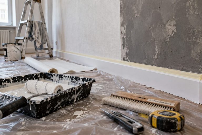 Mur qui mange la lumière : le papier peint avant de changer toutes les lampes